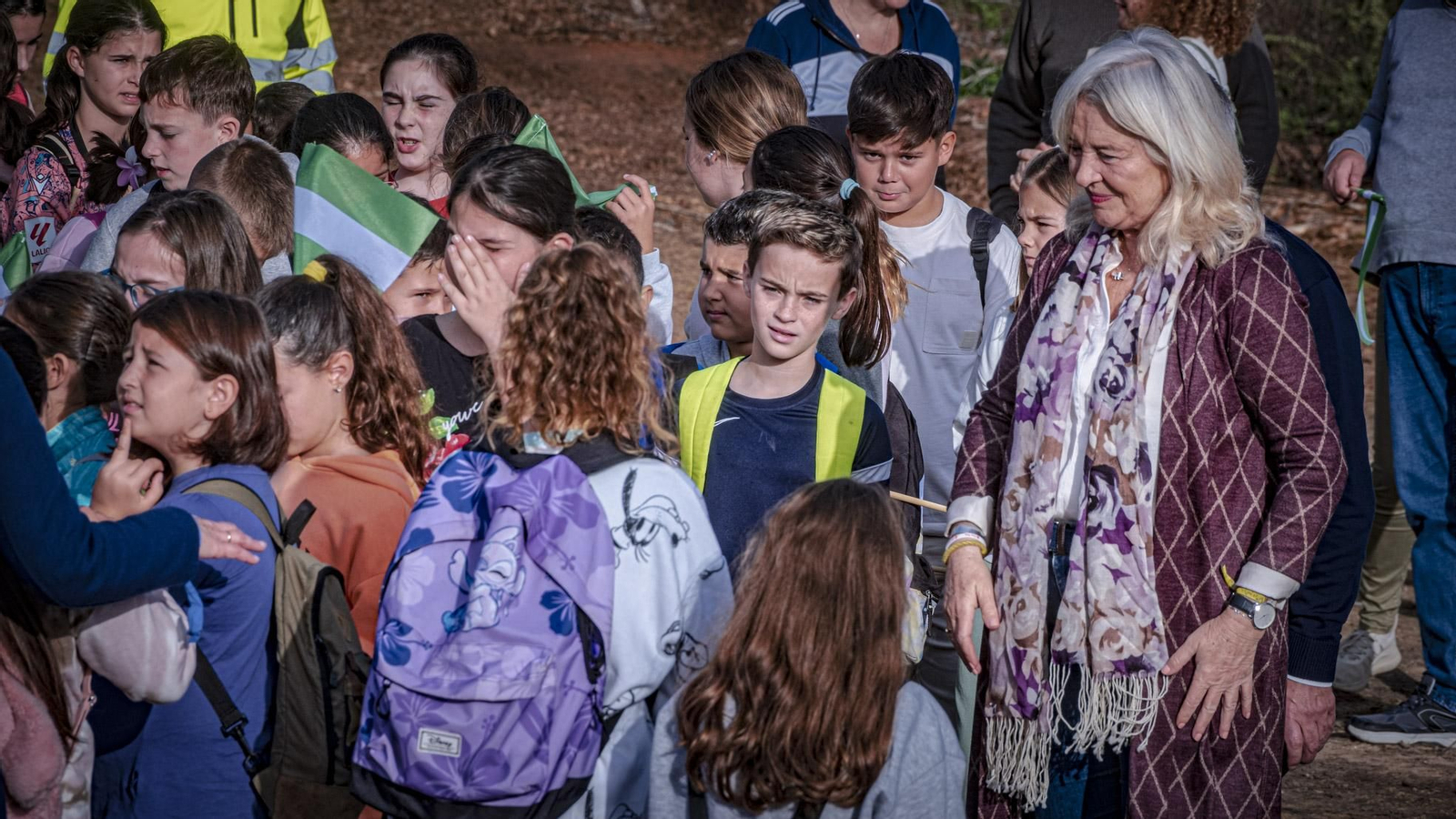 Las imágenes de escolares reforestando el pinar de Las Canteras de Puerto Real.