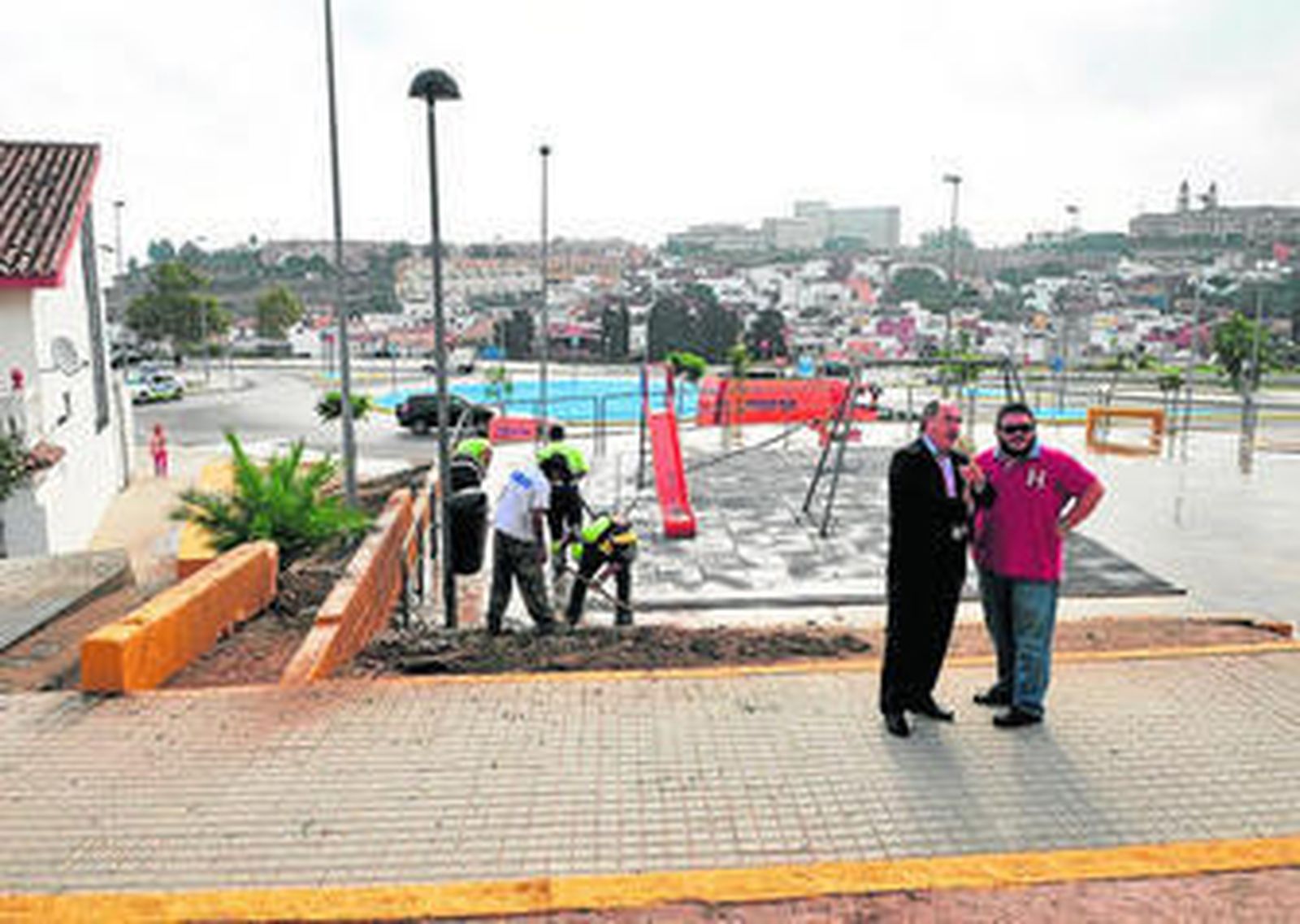 El alcalde, José Ignacio Landaluce, durante la visita a la barriada de El Saladillo.
