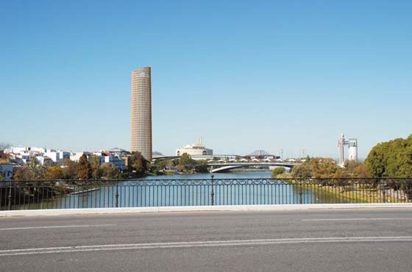 Imagen virtual de la Torre Cajasol desde el Puente de Triana.