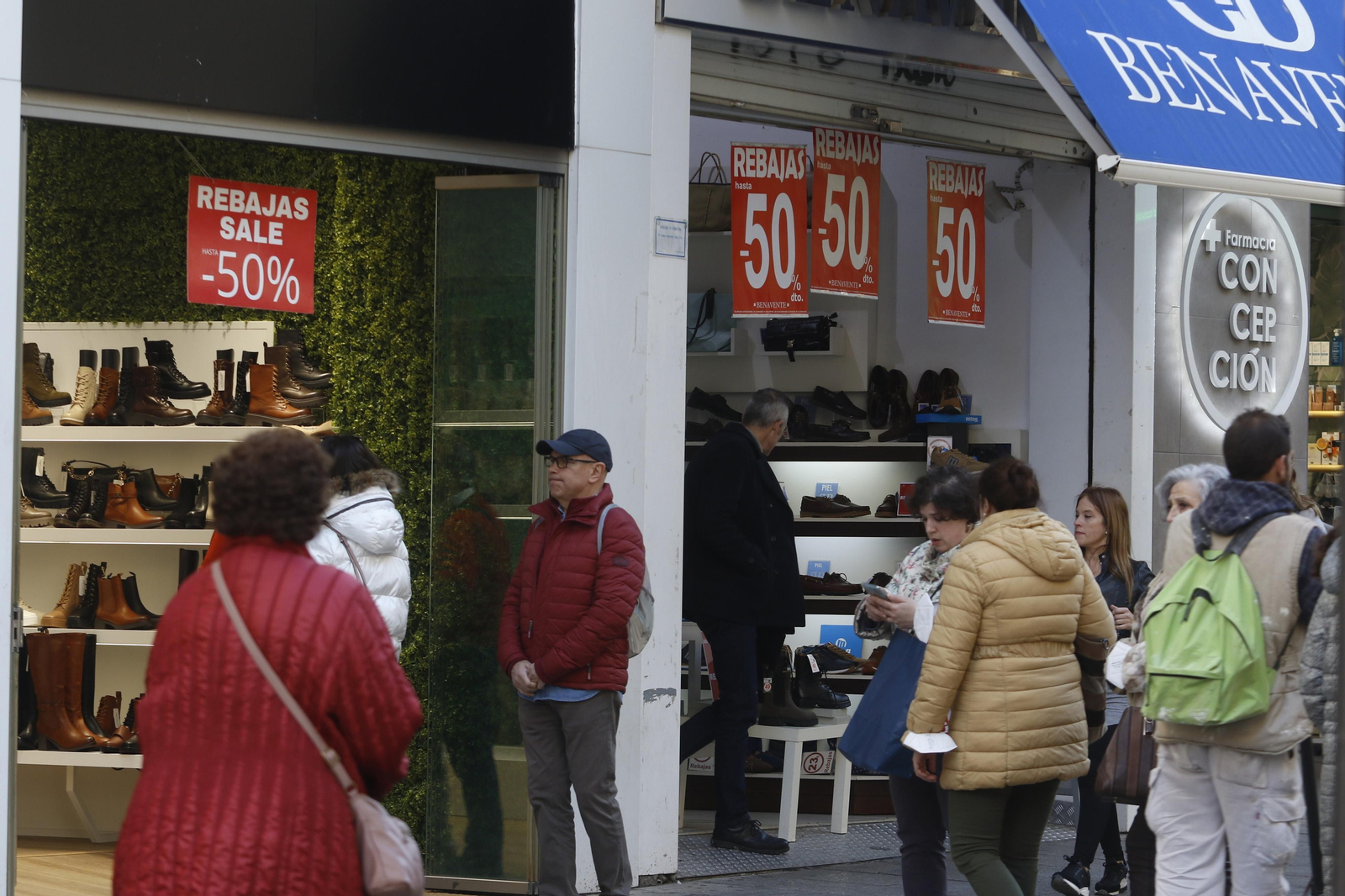 Varios establecimientos con carteles de rebajas en el centro de Córdoba.