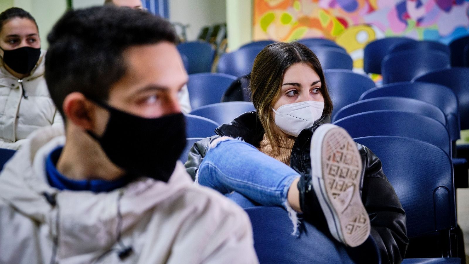 Un momento del encuentro con algunos alumnos de 2º Bachiller del IES Caleta.