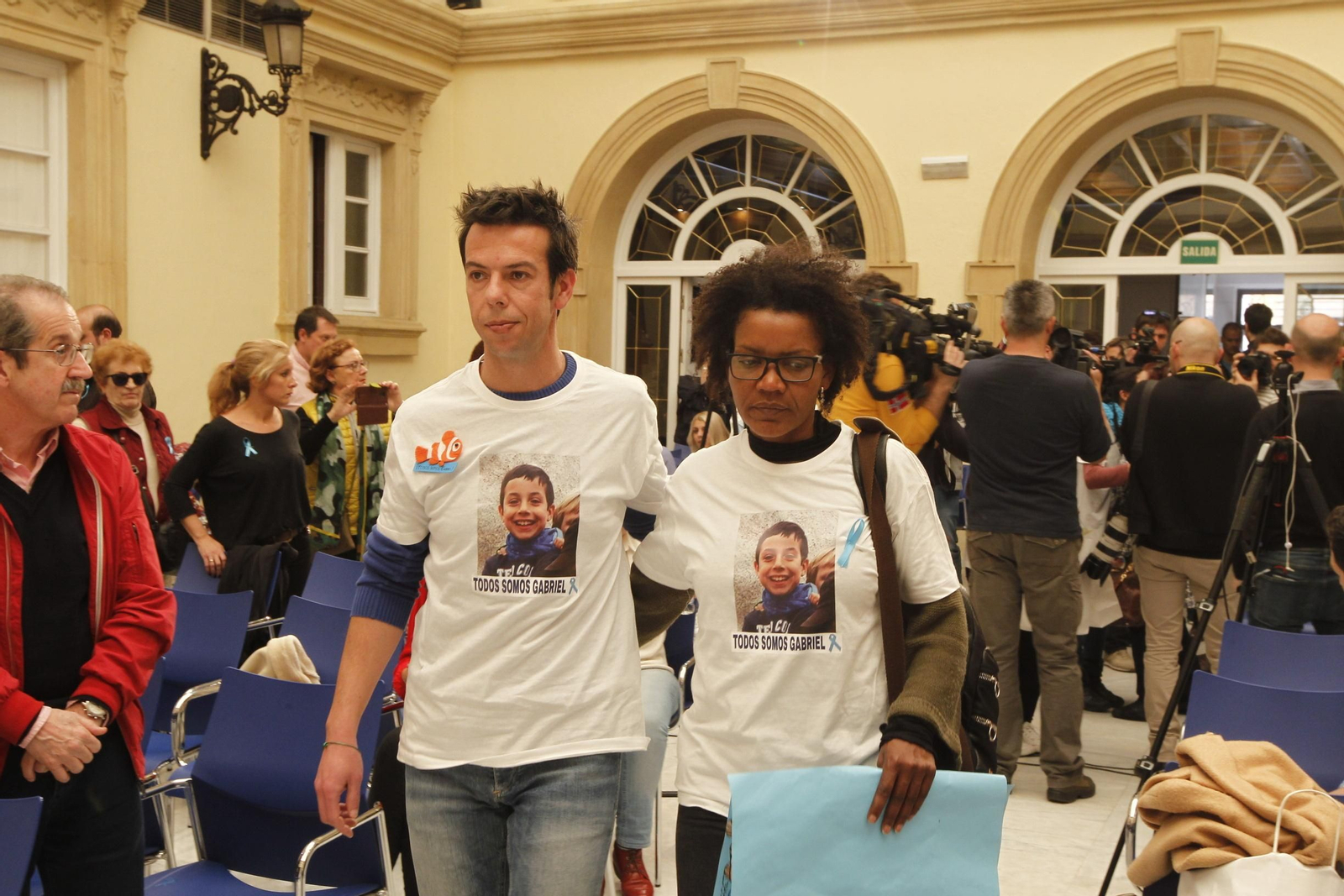 Ana Julia Quezada junto al padre del menor durante los días de búsqueda intensa