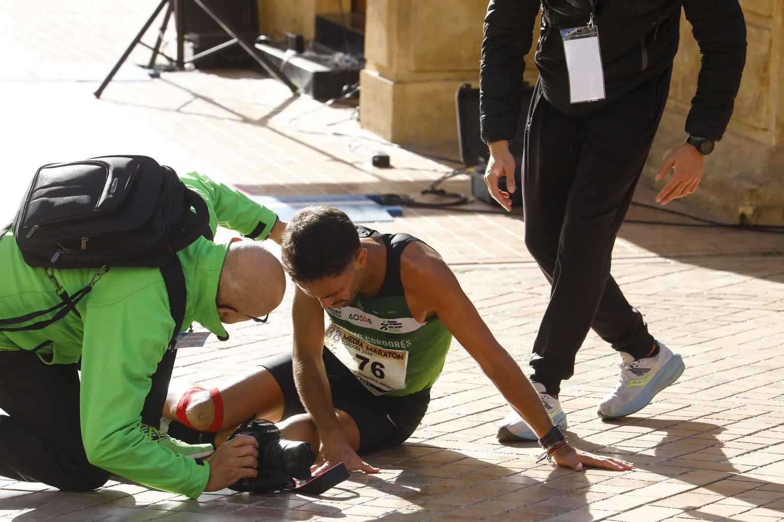 La gloria de cruzar la Puerta del Puente: las fotos de la línea de meta de la Media Maratón de Córdoba 2024