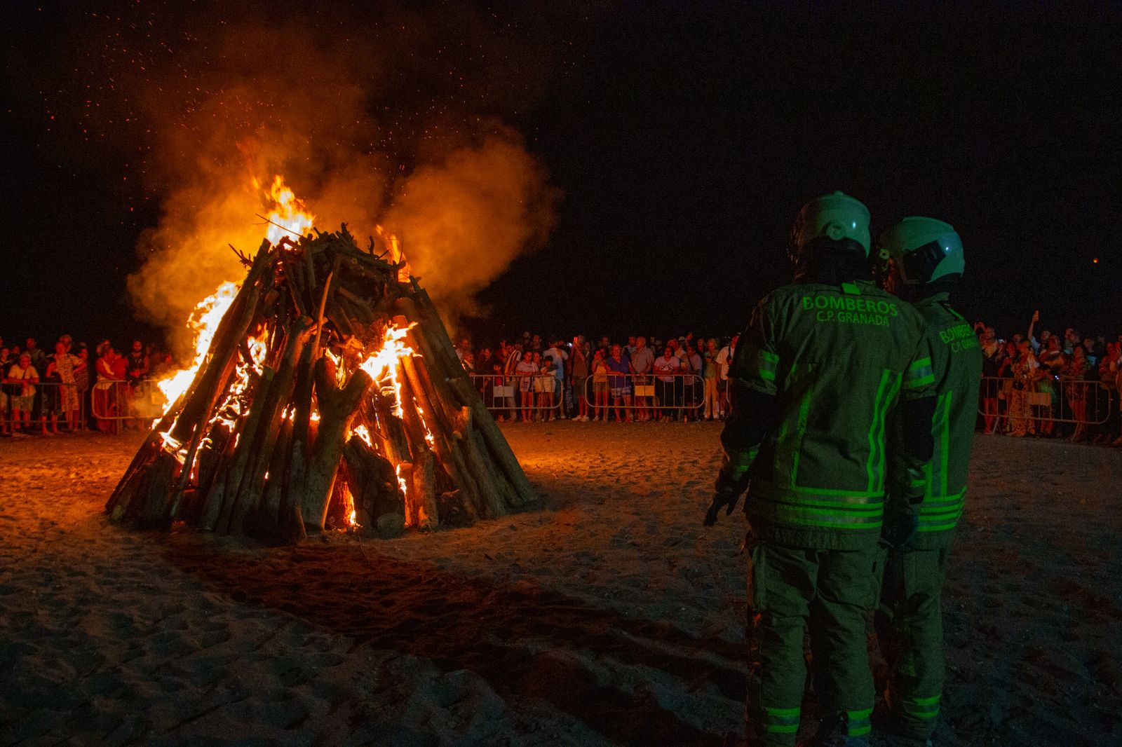 La Costa Tropical saborea la magia de la noche de San Juan, en imágenes