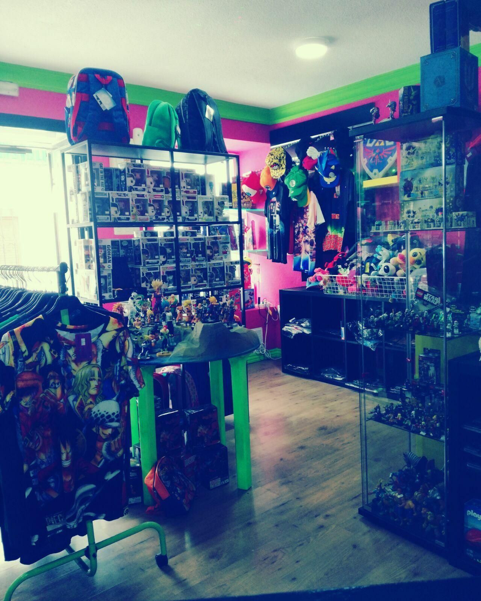 Pixel Attack en Mijas Pueblo se especializa en videoconsolas y videojuegos clásicos originales pero tiene un amplio surtido de otros productos.