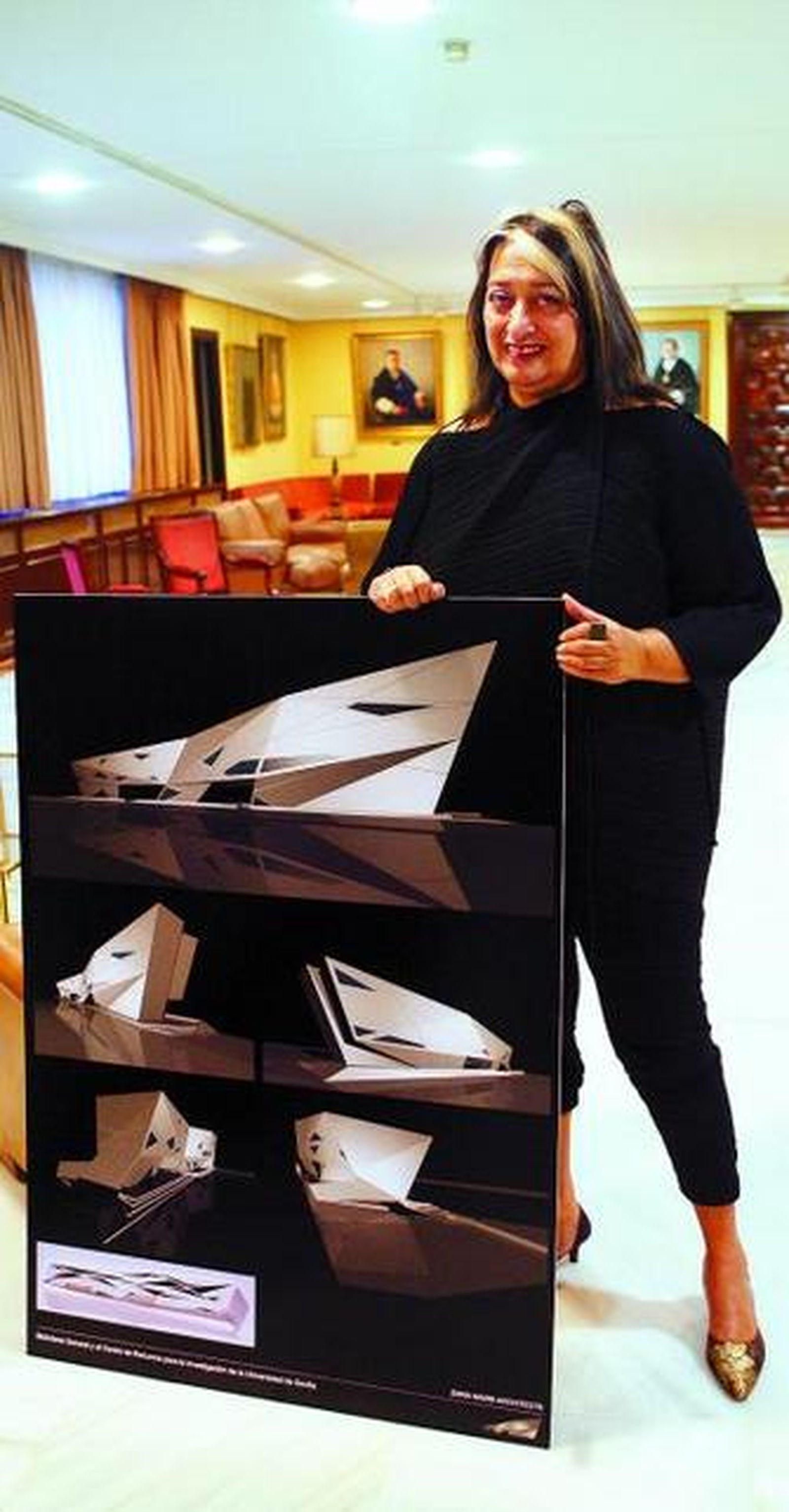 La arquitecta Zaha Hadid con una maqueta del proyecto.