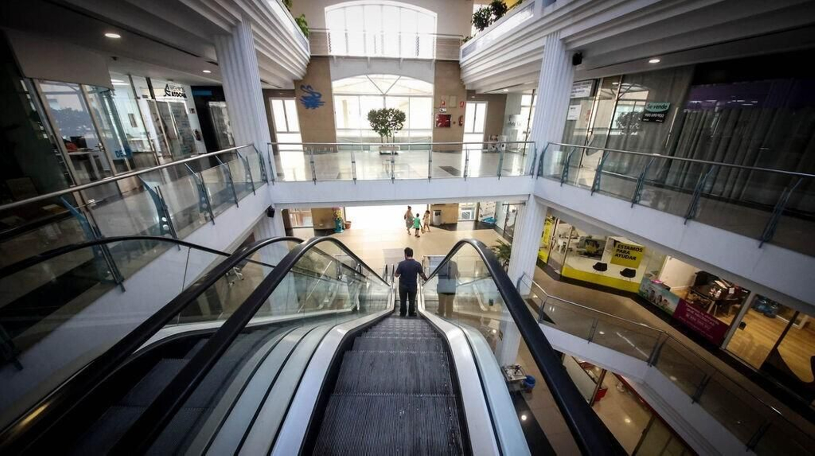 Interior del centro comercial donde nevará.