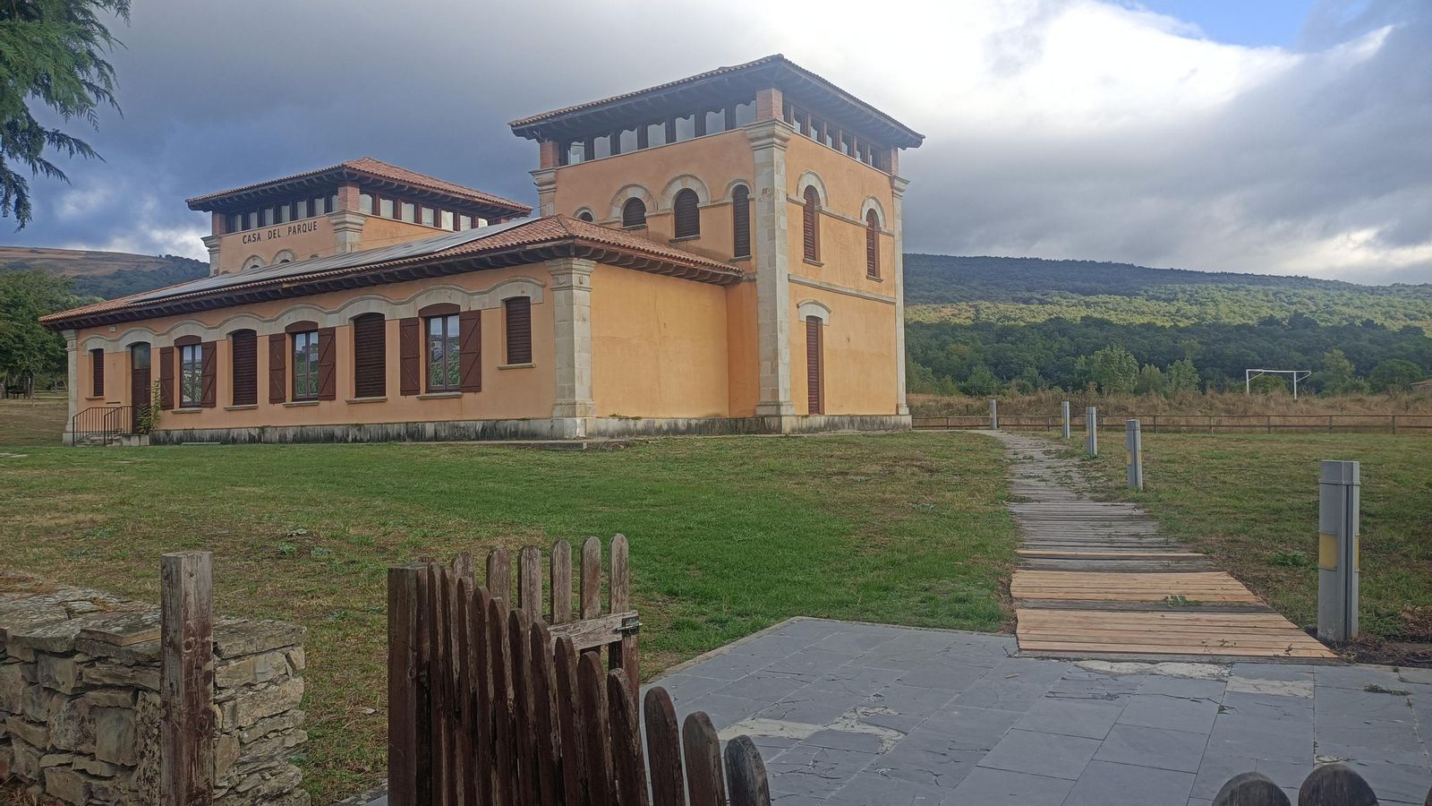 Casa del Parque del Monumento Natural de Ojo de Guareña.