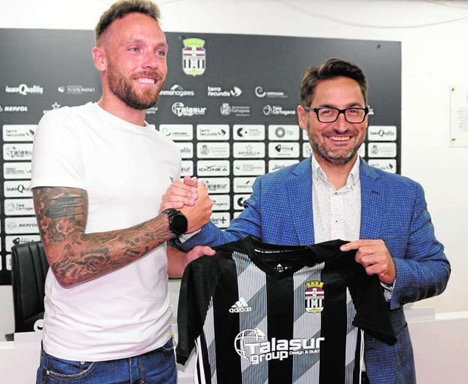 Jurado (i), en su presentación como jugador del Cartagena