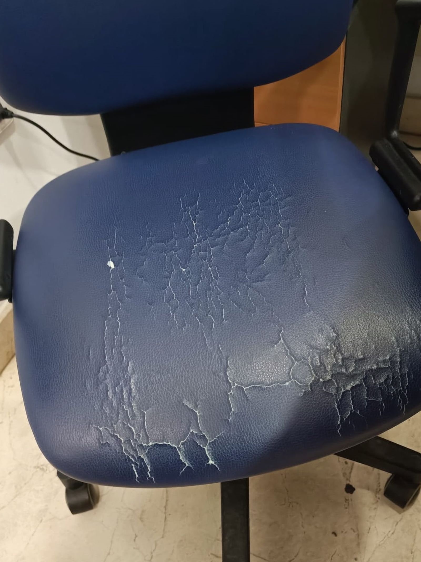 Las imágenes de los desperfectos y roturas denunciados en Urgencias de Huelva