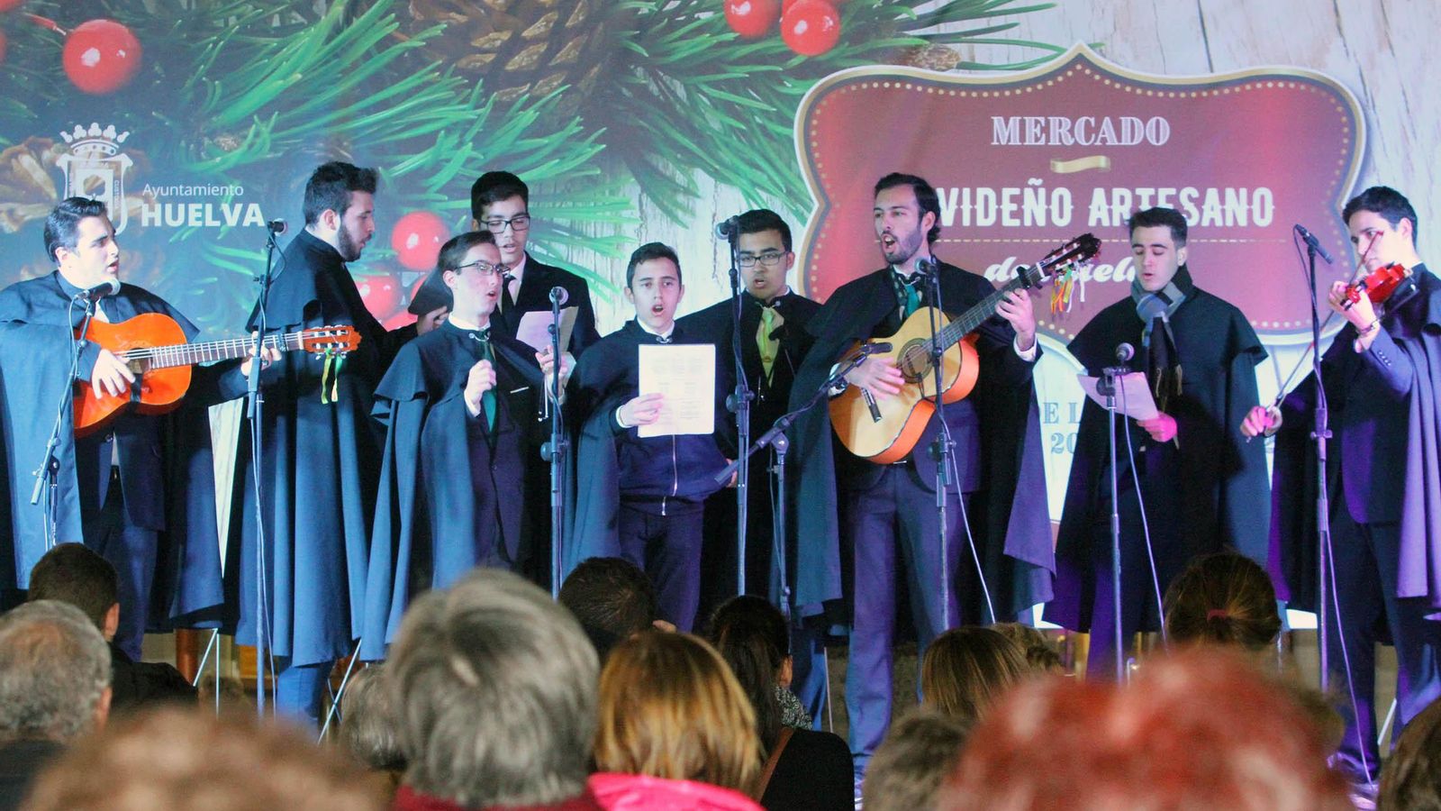 El coro de campanilleros durante su intervención ayer.