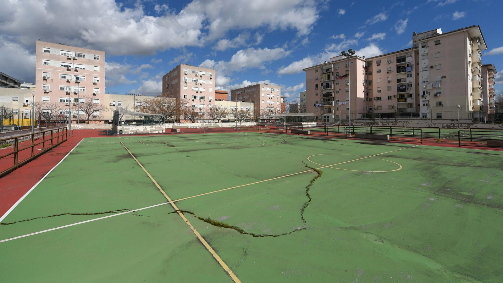 Los desperfectos en las instalaciones deportivas de Ontur saltan a la vista, como la pista resquebrajada del campo de futbito.