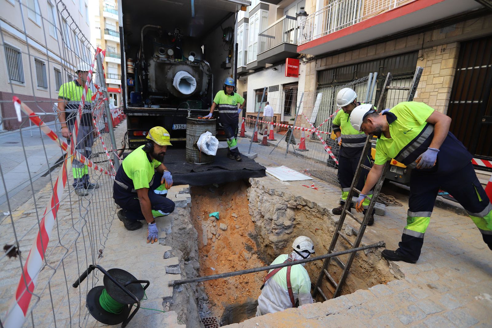 Aguas de Huelva durante la actuación en la calle Cardenal Cisneros.