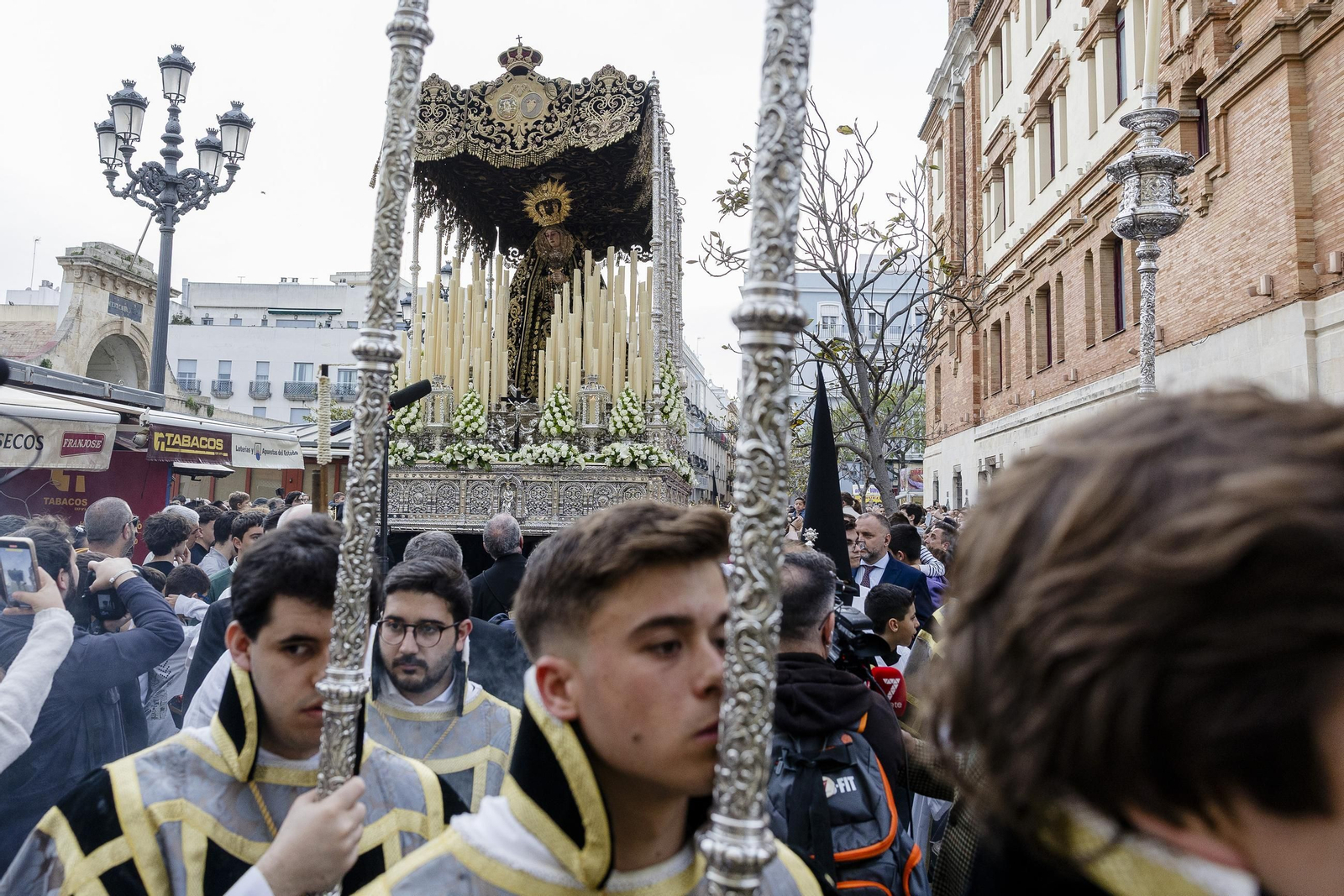 Imágenes de la procesión de la Virgen de los Dolores de Servitas en Cádiz