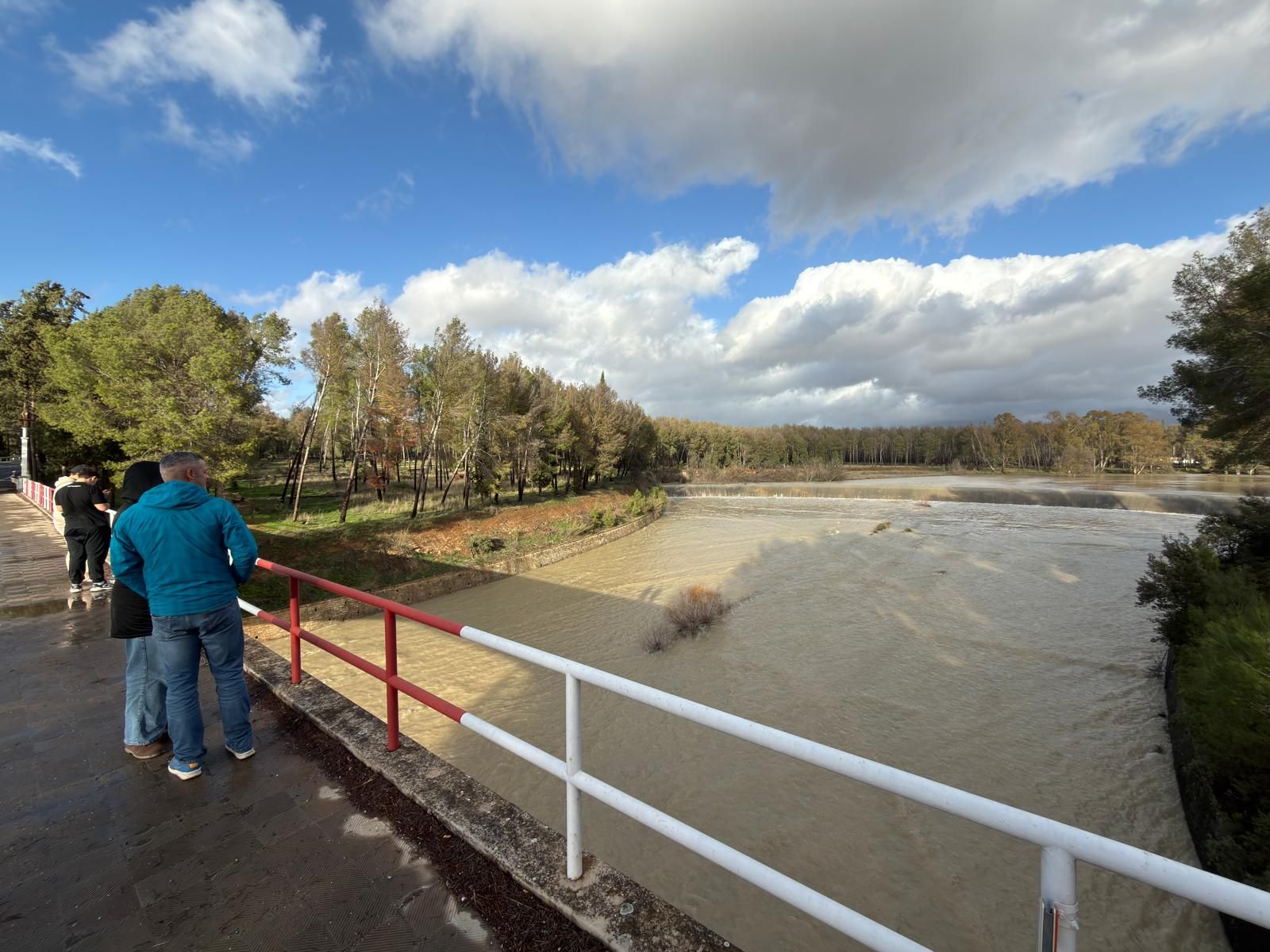 Curiosos observan cómo alivia agua el embalse de Cubillas por la crecida de la borrasca Leonardo