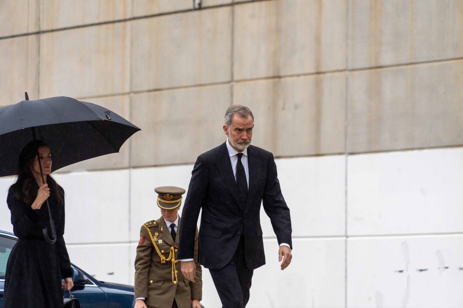 Fotografías de la llegada de los reyes Felipe VI y Doña Letizia al funeral por las víctimas de Adamuz en Huelva