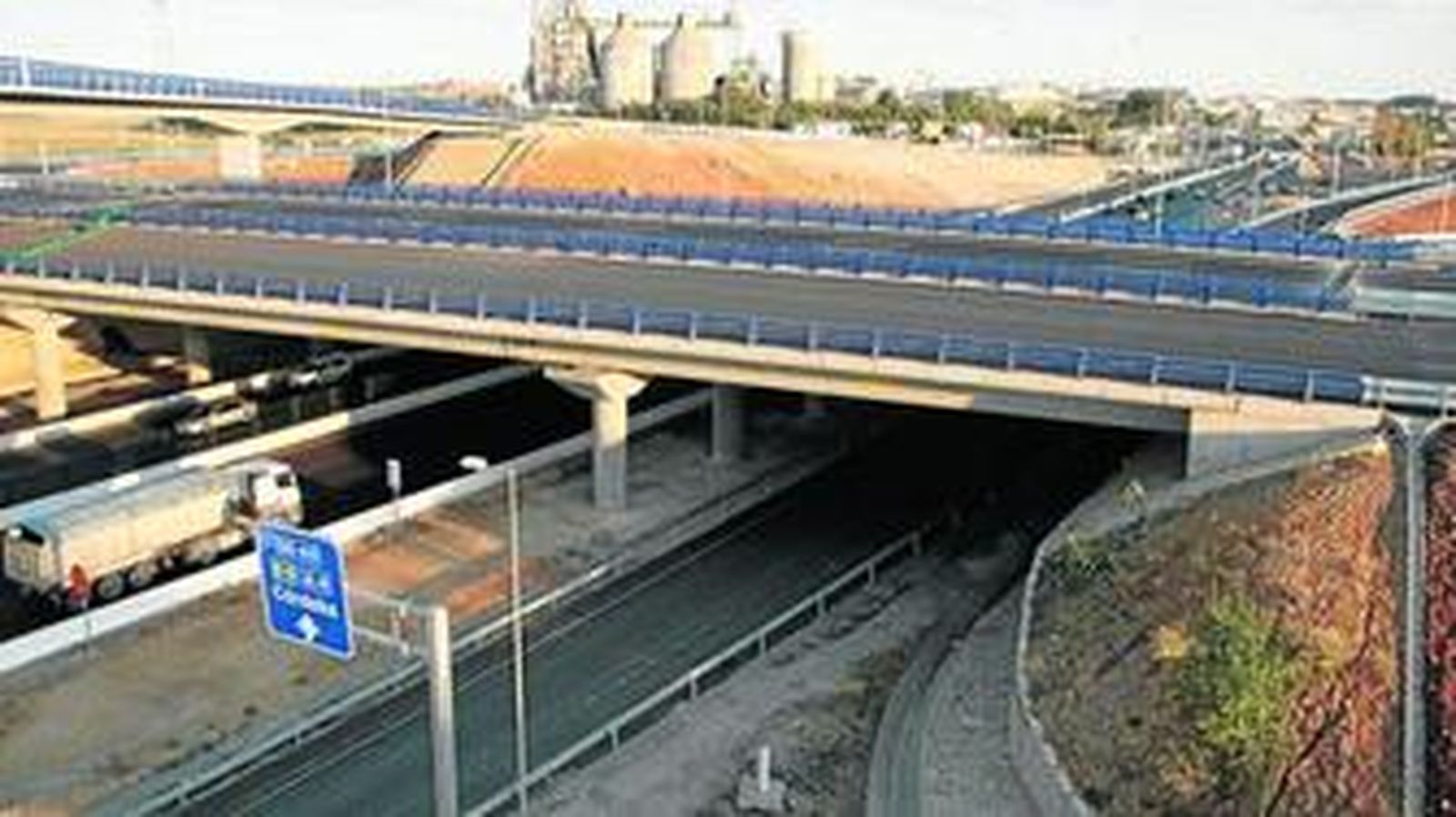 Uno de los pasos superiores del tramo, sobre la A-92, en donde ya puede verse la señalización para el acceso a la SE-40.