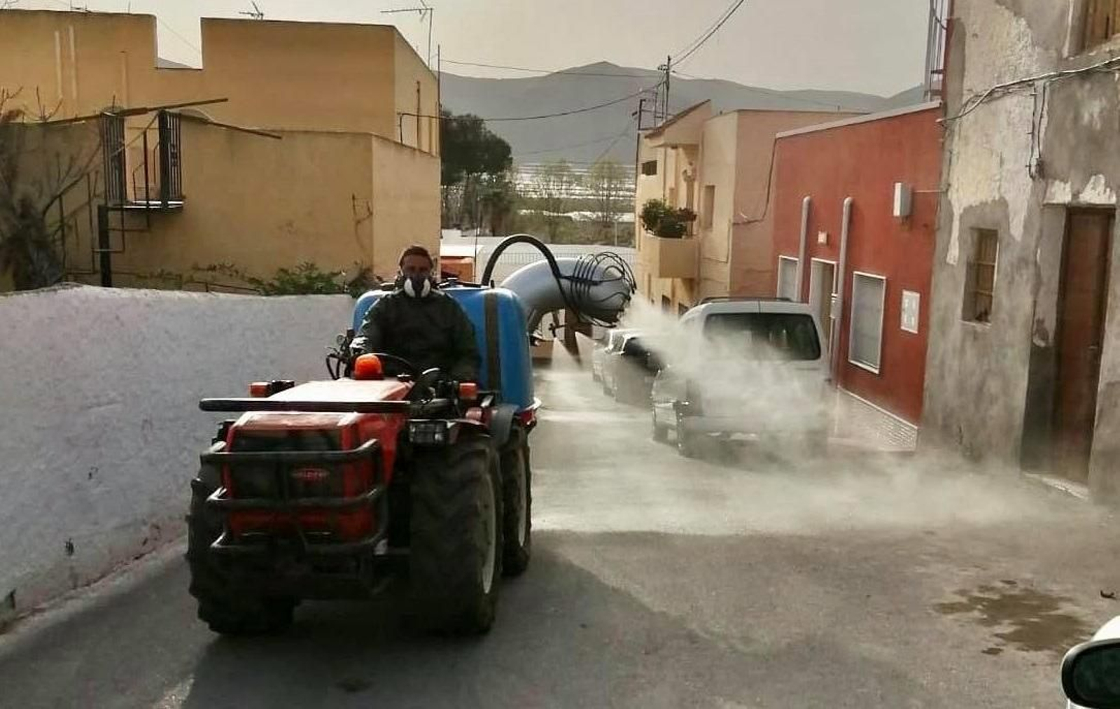 Los tractores entran en acción en Berja y Dalías para atacar al virus Los tractores entran en acción en Berja y Dalías para atacar al virus
