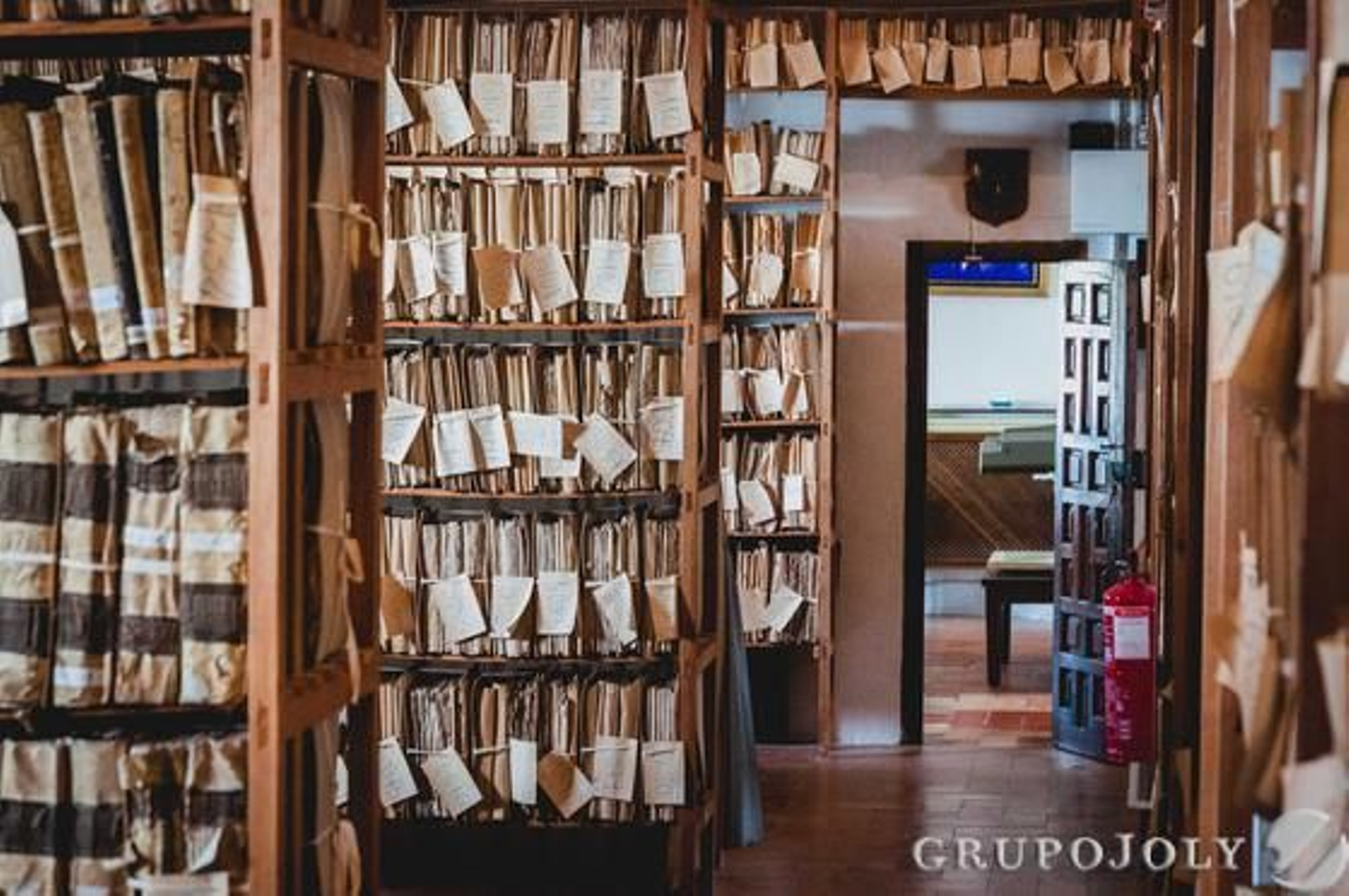 Paseo por su interior y por los millones de documentos que allí se guardan, como acto de clausura del curso de los Amigos del Archivo de Jerez.

Foto: Manu Garcia