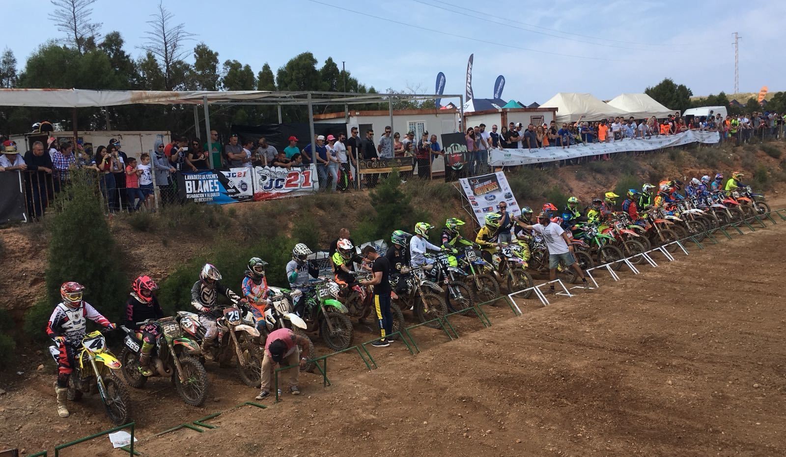 Los pilotos, formados para la salida en Ruescas