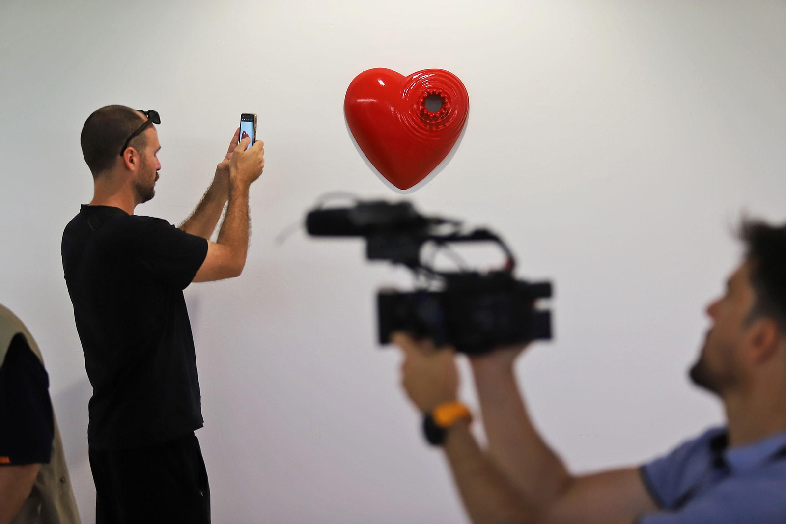 Imágenes de la exposición del artista onubense Wild Welva titulada 'El adiós, el comienzo y todo lo demás'.