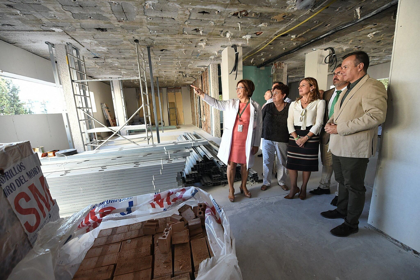 La consejera de Salud, Marina Álvarez, ayer en su visita a las obras de los hospitales de Granada.