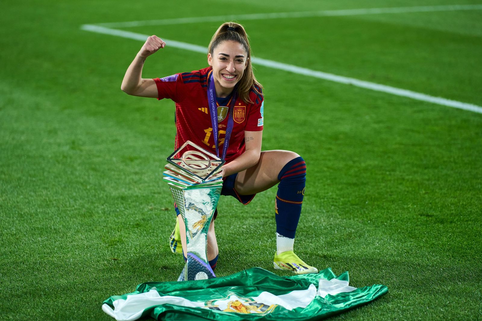 Olga Carmona, con el trofeo de la Liga de Naciones y la bandera de Andalucía en la Cartuja.