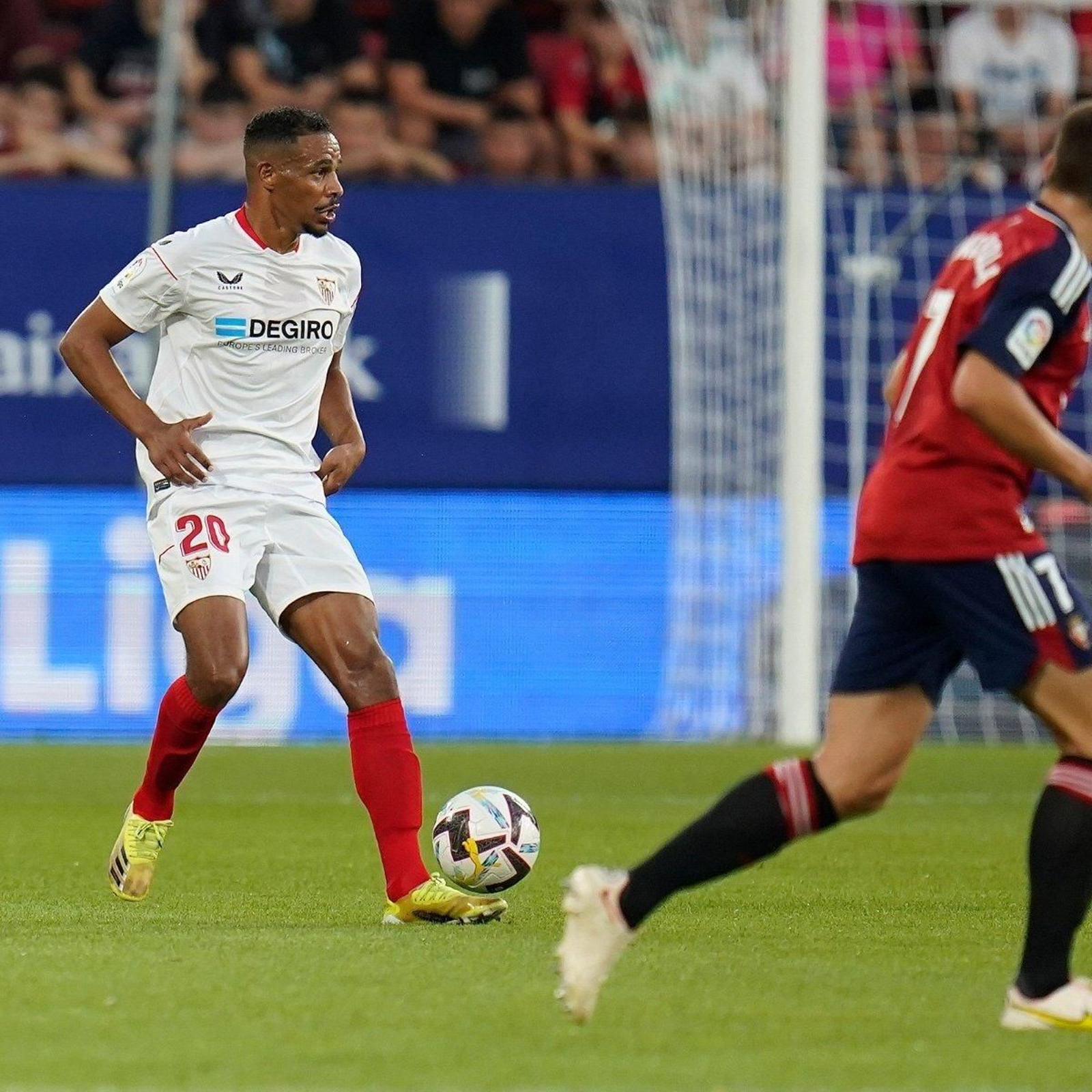 Fernando controla un balón en el centro del campo.