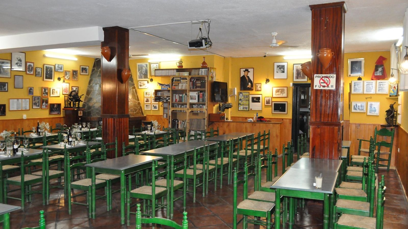 Interior de la Peña Flamenca Cultural Linense.