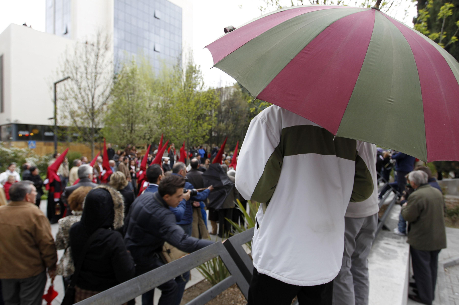 Imagen de archivo de lluvia durante una procesión de Semana Santa en Granada.