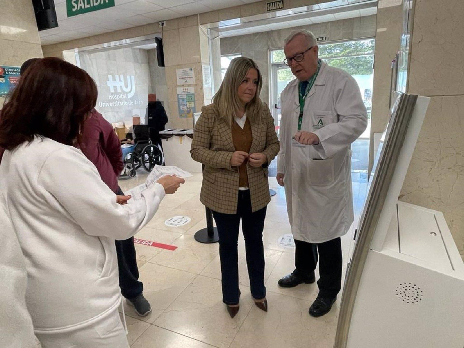 La delegada Elena González en la inauguración de este servicio.