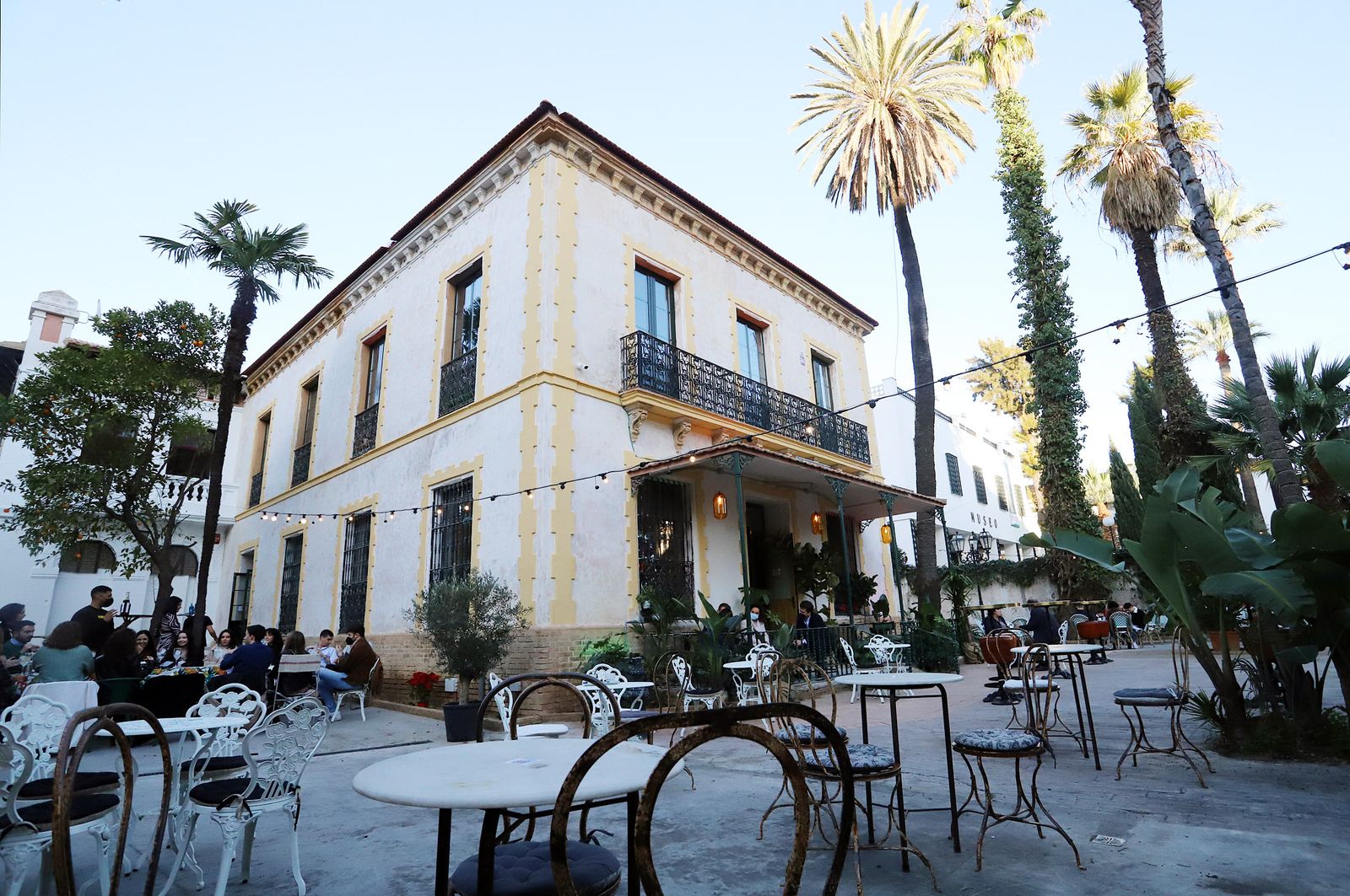 Tomarse una copa en 'La Casona', la emblemática construcción onubense de principios del siglo XX