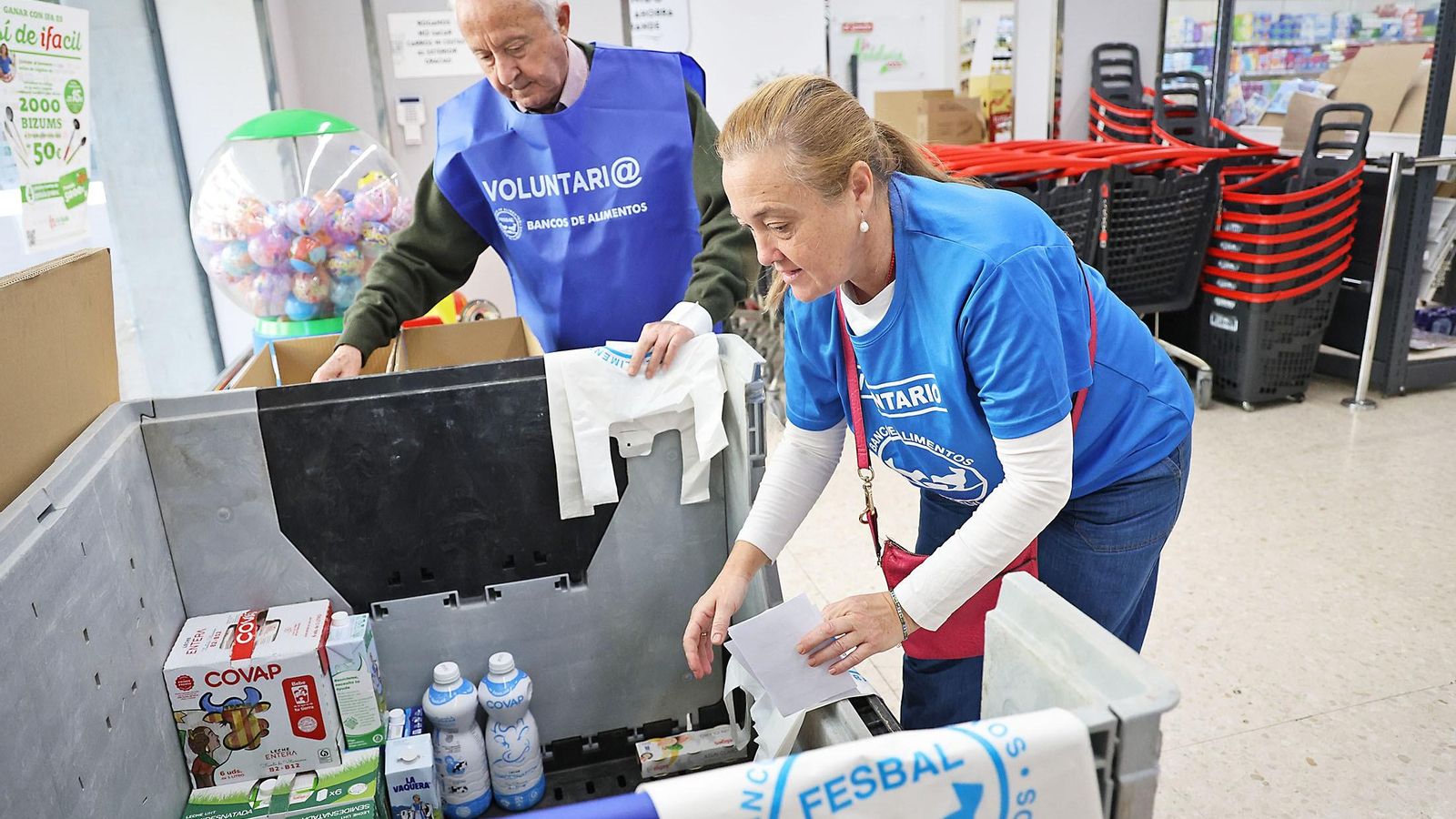 Los voluntarios recogen los alimentos donados por los onubenses.
