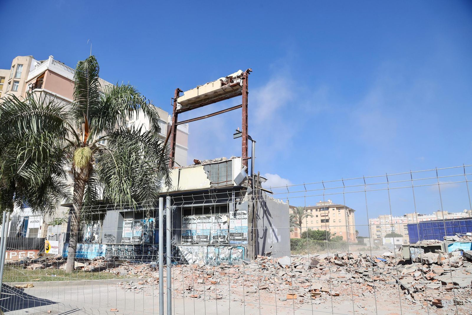 Las antiguas cocheras de Portillo reducidas a escombros en fotos