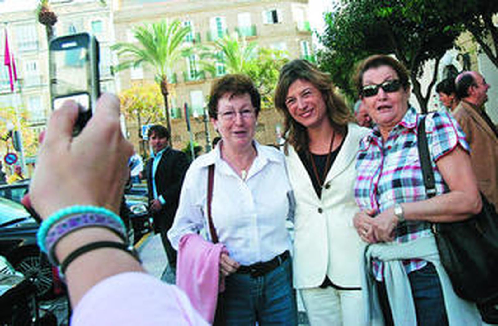 La ministra de Igualdad se hace una fotografía con dos mujeres en la Plaza de San Juan de Dios, antes de entrar en el Ayuntamiento.