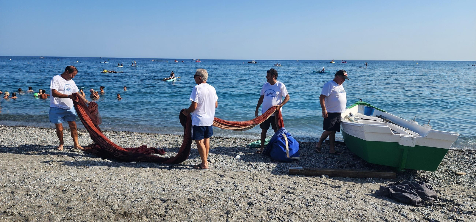 Preparando las redes antes de iniciar esta práctica de pesca
