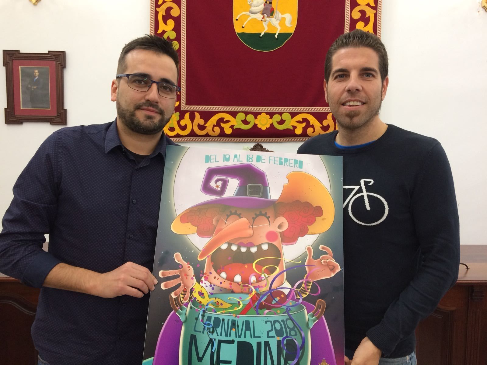 El pregonero del Carnaval de Medina, Javi Aguilera (i), y el concejal de Fiestas, Sebastián Jiménez.