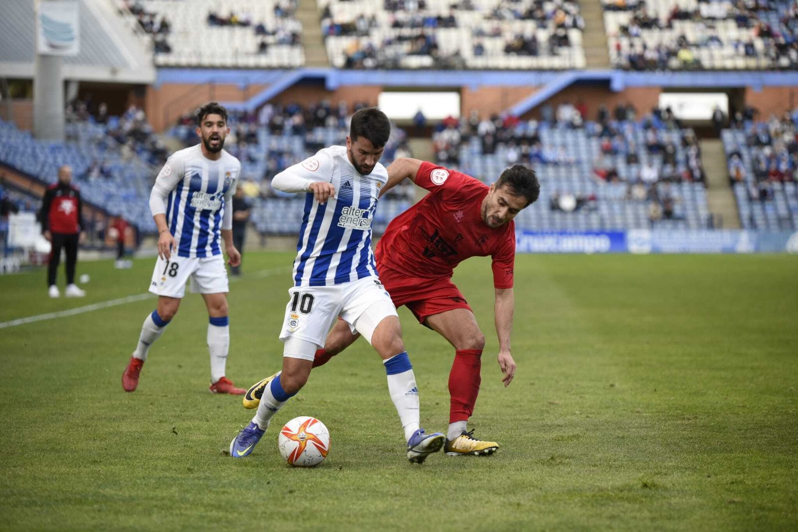 Víctor Barroso protege el balón ante el acoso de un jugador del Antoniano.