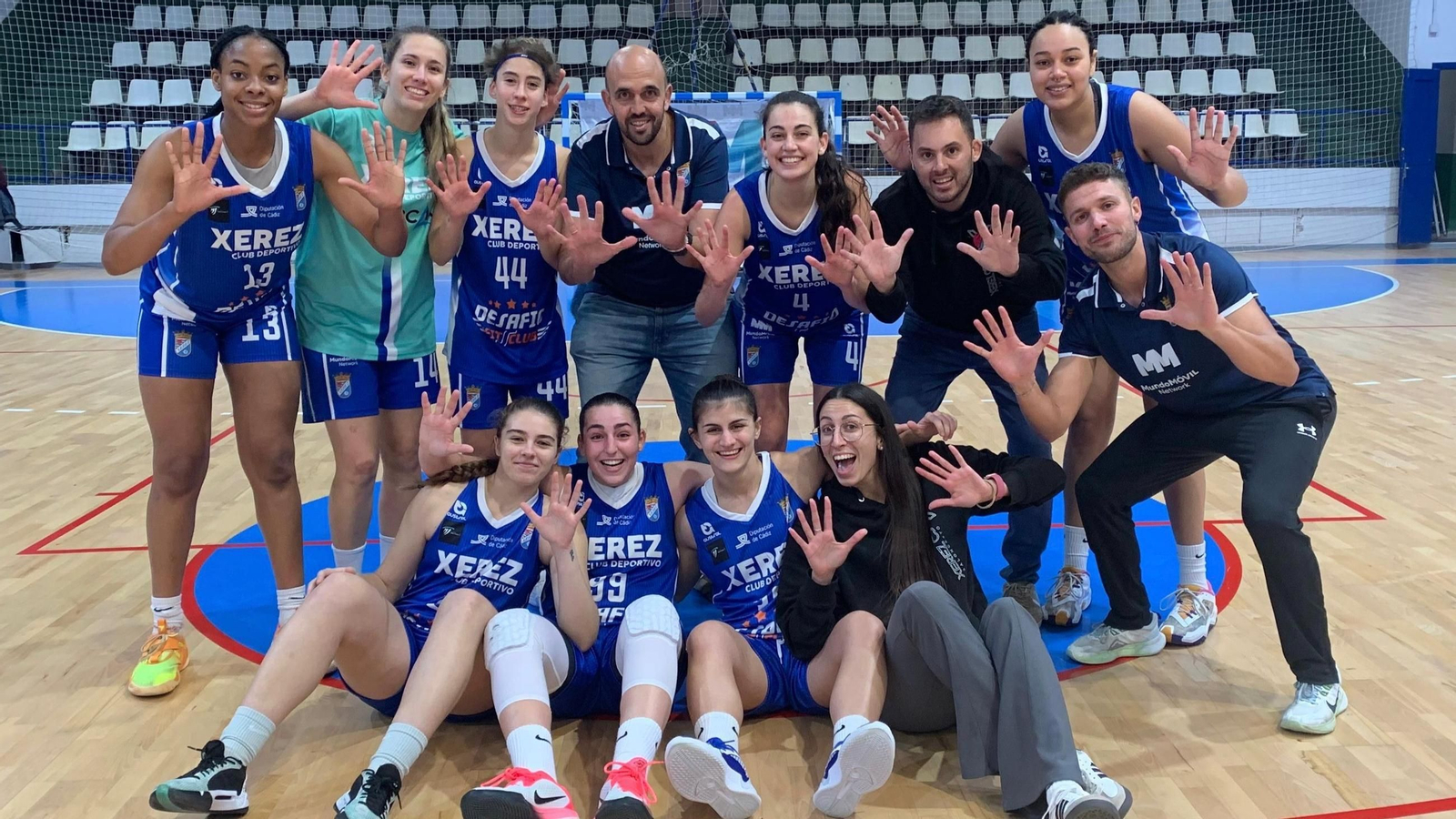 Las jugadoras del Xerez CD celebran su triunfo en el Ruiz-Mateos ante Moguer, líder del Grupo A.
