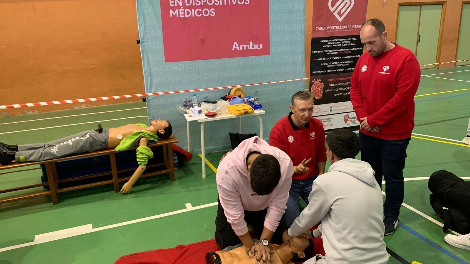 Miembros de Cardioprotección Sanitaria realizando una de las maniobras