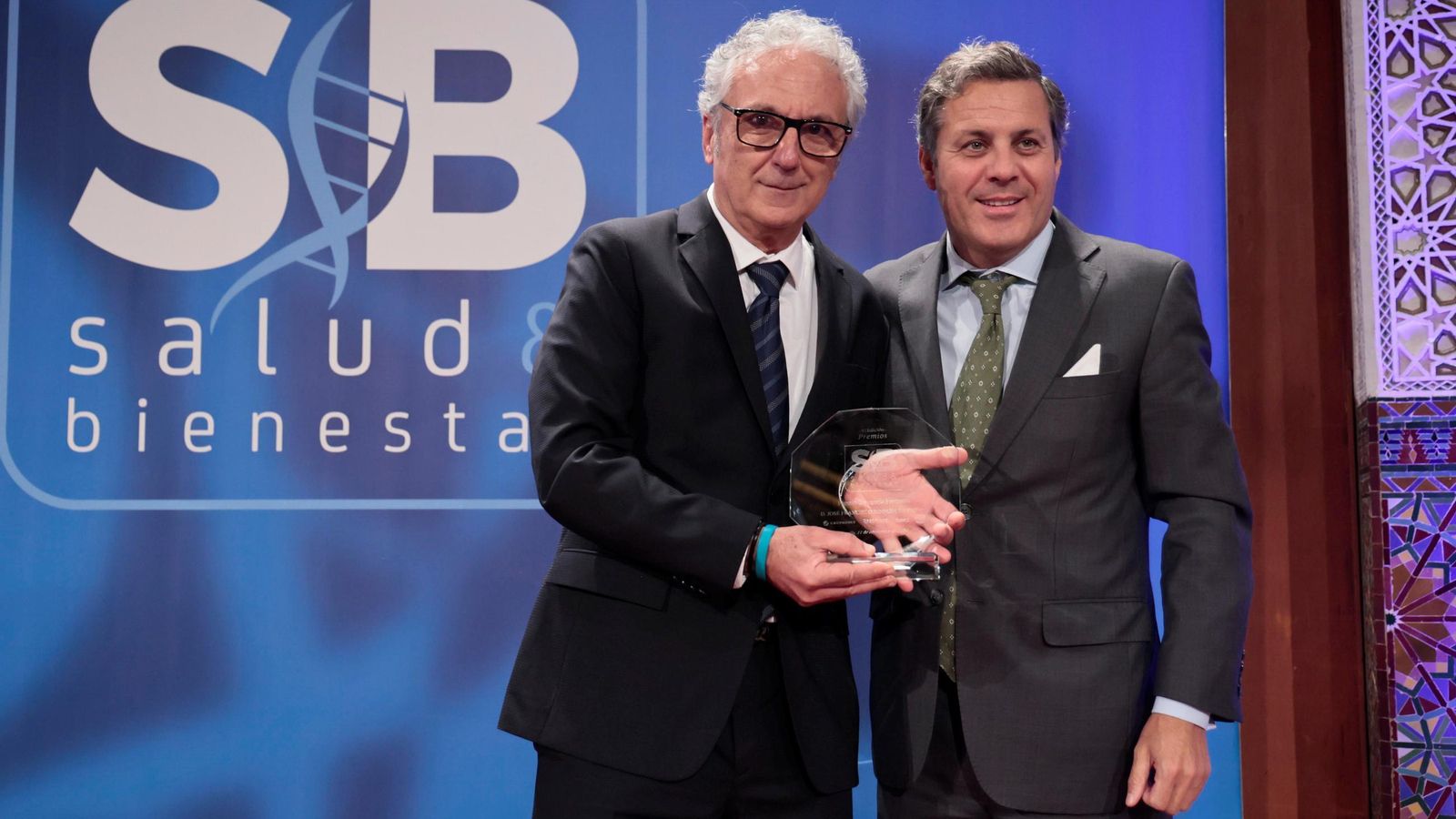 El premio  al farmacéutico José Francisco Rodríguez Crespo fue entregado por José Rodríguez Cánovas, vicesecretario del consejo rector de Cofares.