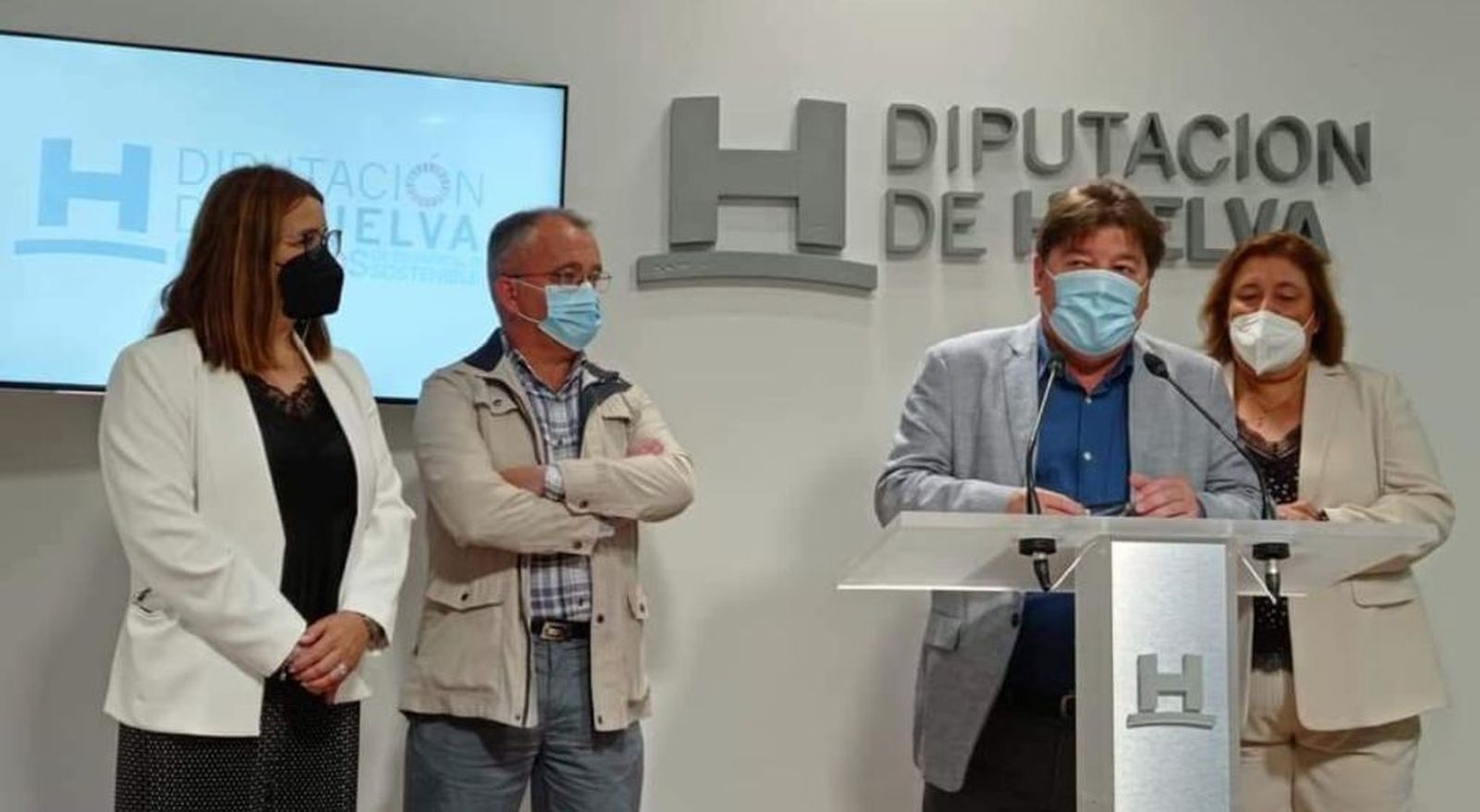 Diego Lorenzo Becerril, Cristóbal Romero y Laura Pichardo junto a la diputada provincial de Huelva, Rosa María Tirador