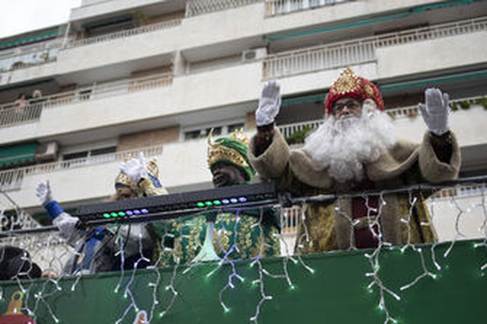 Fotos: así ha sido el recorrido en autobús de los Reyes Magos por Granada