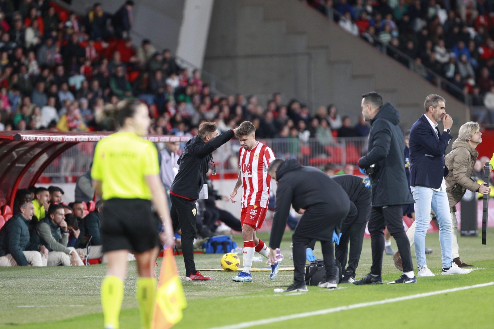 Imágenes del partido de fútbol U.D. Almería-Real Betis Balompié