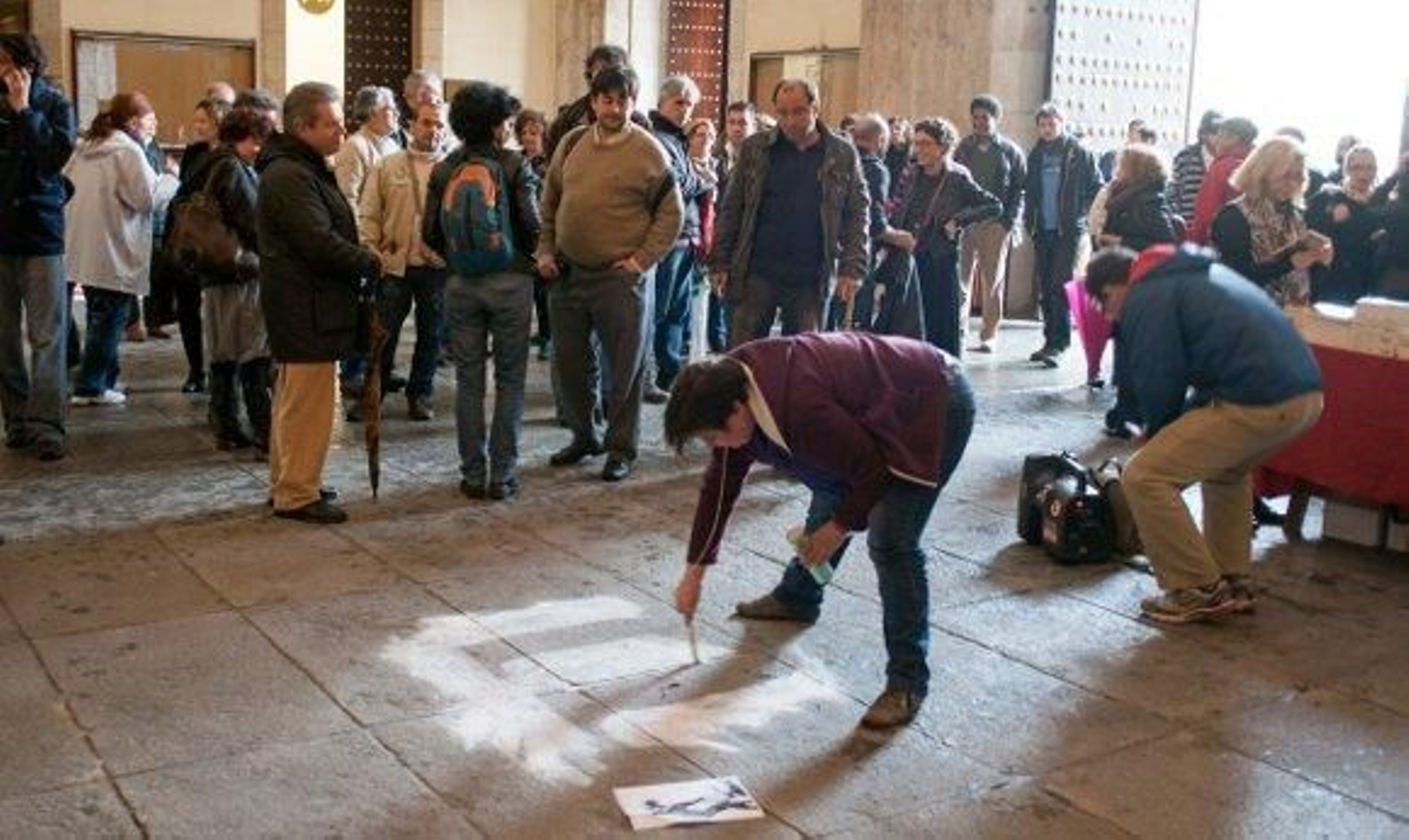 Unas 300 personas se concentran ante el Rectorado en solidaridad con un profesor universitario multado