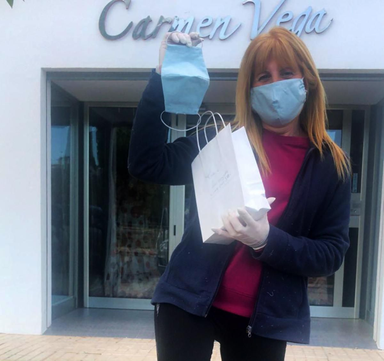 La diseñadora Carmen Vega fabrica mascarillas a las que incorpora filtros de café para el coronavirus