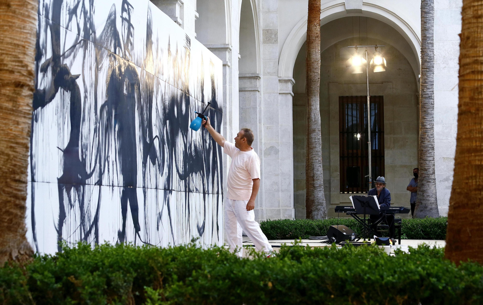 Fotos: Así es 'Despintura fònica', la performance de Miquel Barceló en el Museo de Málaga