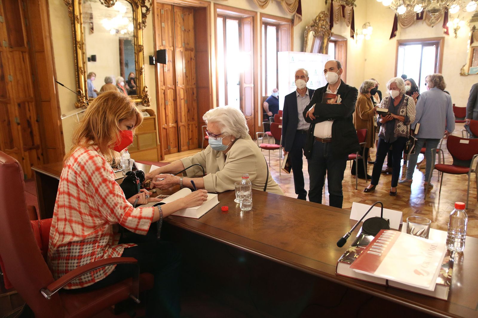 Fotogalería Diario de los Libros, con Vanessa Montfort y su obra 'La mujer sin nombre'