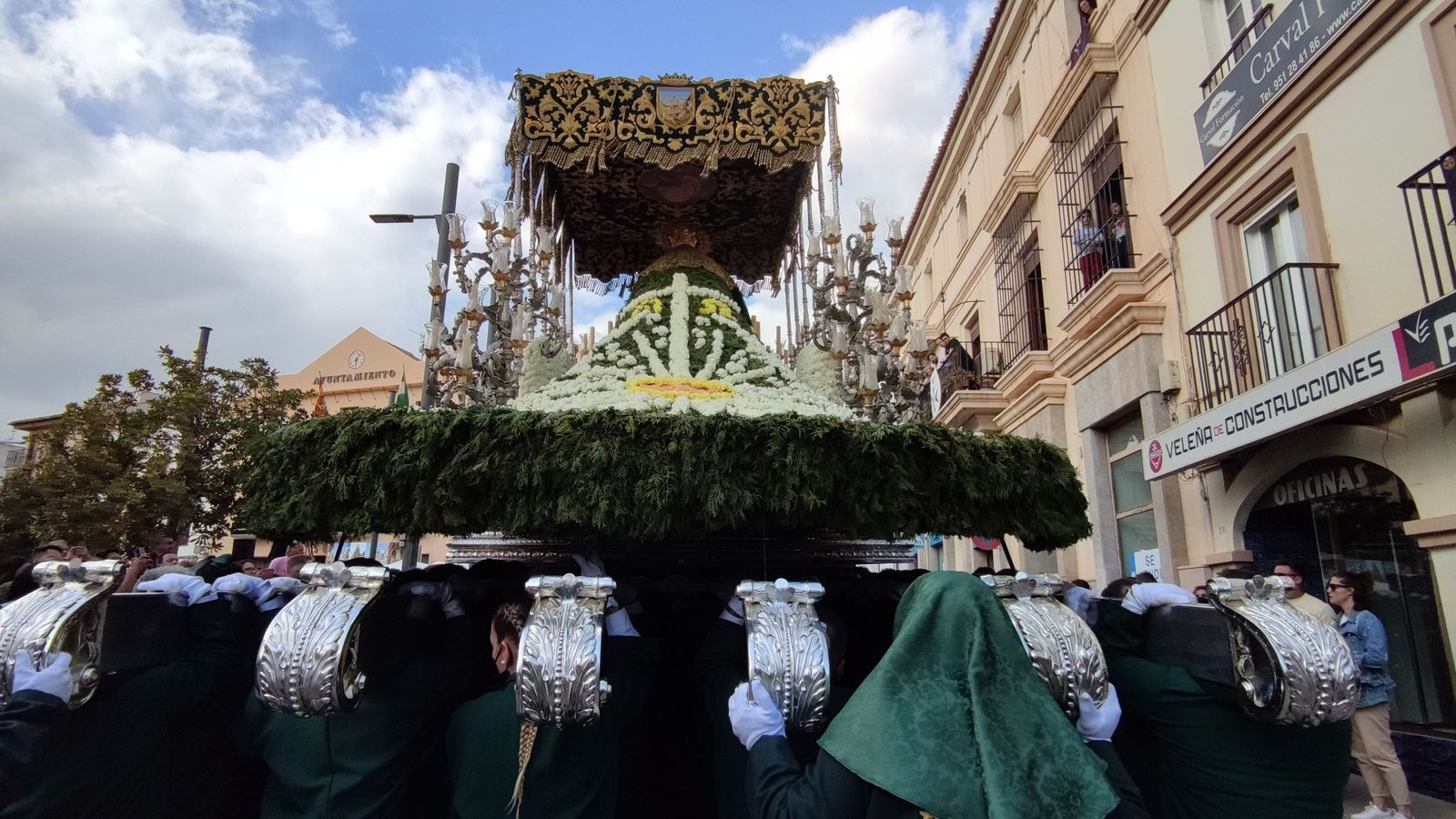 La Virgen de la Esperanza luce cada cinco años un manto de flores