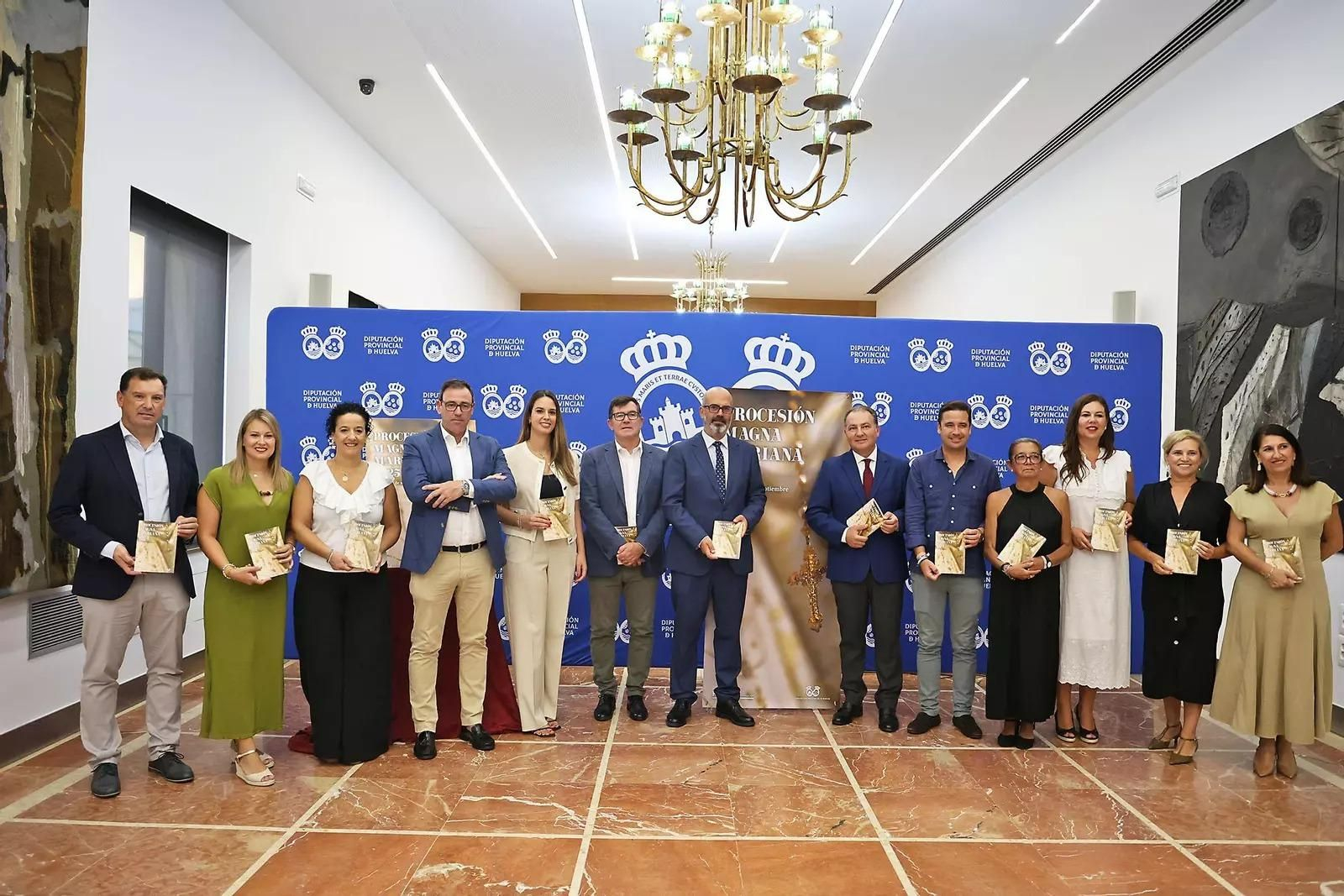 Representantes institucionales en la presentación de la publicación de Huelva Información de la Procesión Magna Mariana 2025.